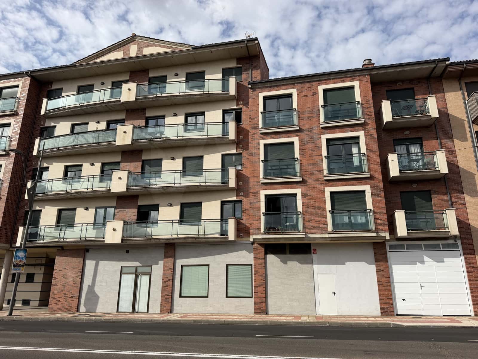 2 bedroom Apartment for sale in San Andres del Rabanedo with garage - € 170,000 (Ref: 10127587)