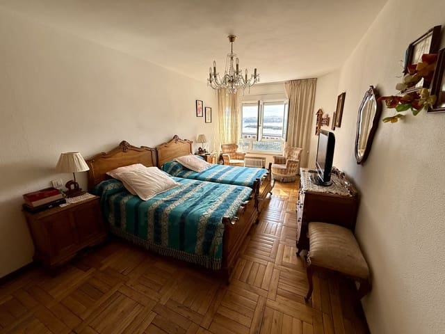 4 sovrum Lägenhet till salu i Candás, Carreño med garage - 395 000 € (Ref: 10130855)