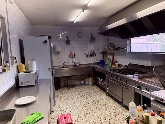 Kaupallinen myytävänä paikassa Mansilla de las Mulas - 200 000 € (Ref: 10131061)