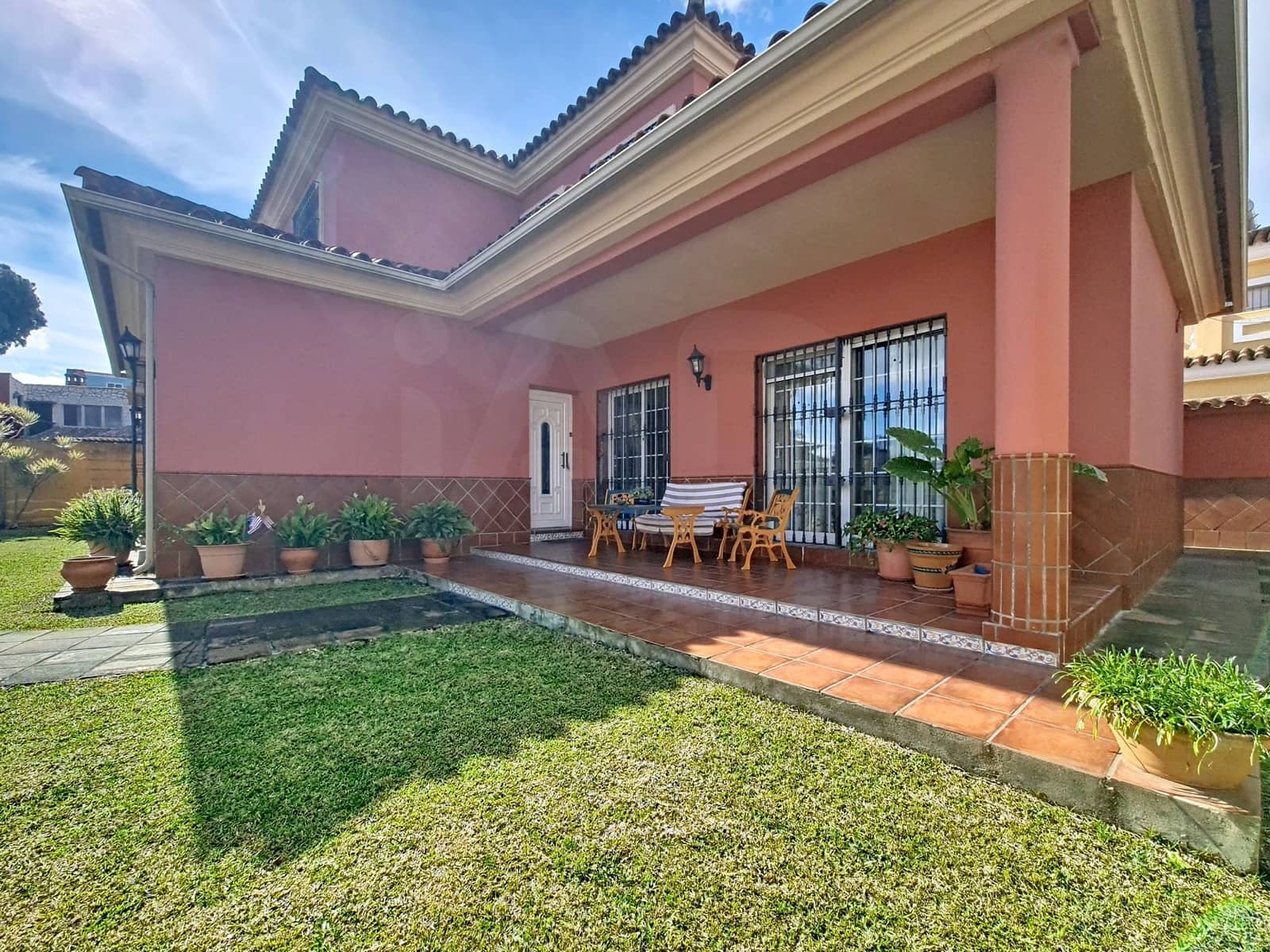 6 bedroom Villa for sale in Algeciras with garage - € 465,000 (Ref: 10140353)
