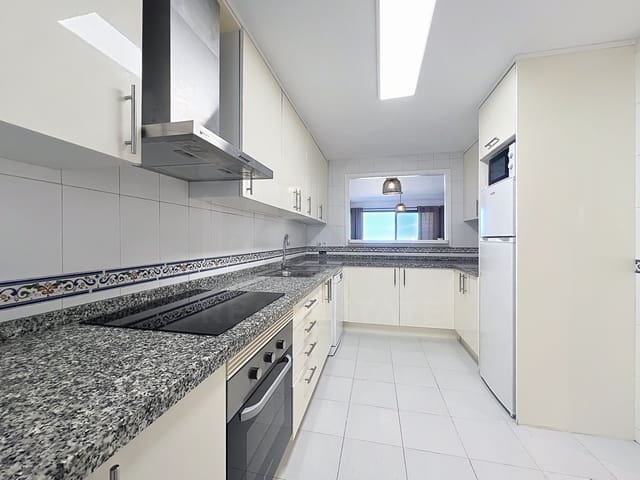 Appartement de 2 chambres à louer à Manilva - 1 450 € (Ref: 10141598)