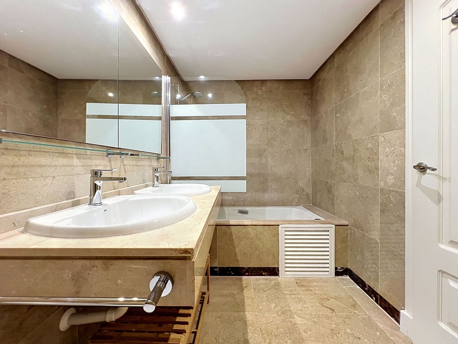 2 bedroom Apartment for rent in Manilva with pool garage - € 1,450 (Ref: 10141598)