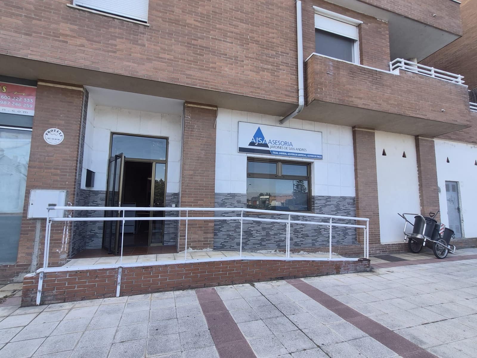 3 bedroom Commercial for sale in San Andres del Rabanedo - € 137,500 (Ref: 10141600)