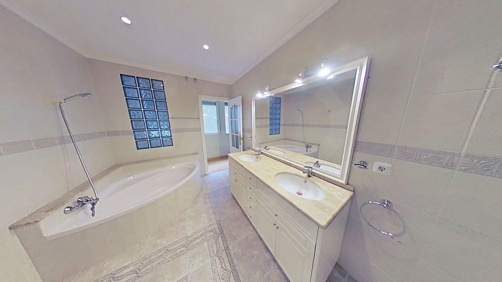 3 quarto Apartamento para arrendar em Alicante cidade - 1 900 € (Ref: 10141601)