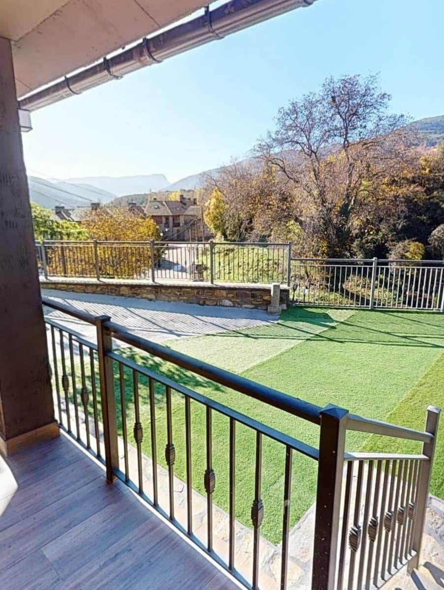 5 bedroom Townhouse for sale in Castiello de Jaca with garage - € 795,000 (Ref: 10145688)