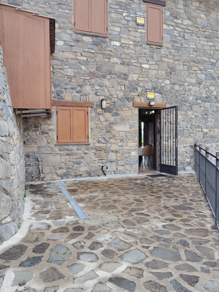 5 bedroom Townhouse for sale in Castiello de Jaca with garage - € 795,000 (Ref: 10145688)