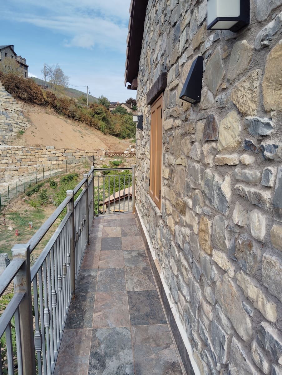 5 bedroom Townhouse for sale in Castiello de Jaca with garage - € 795,000 (Ref: 10145688)