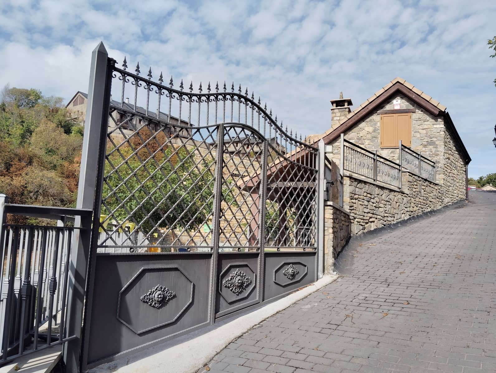 5 bedroom Townhouse for sale in Castiello de Jaca with garage - € 795,000 (Ref: 10145688)