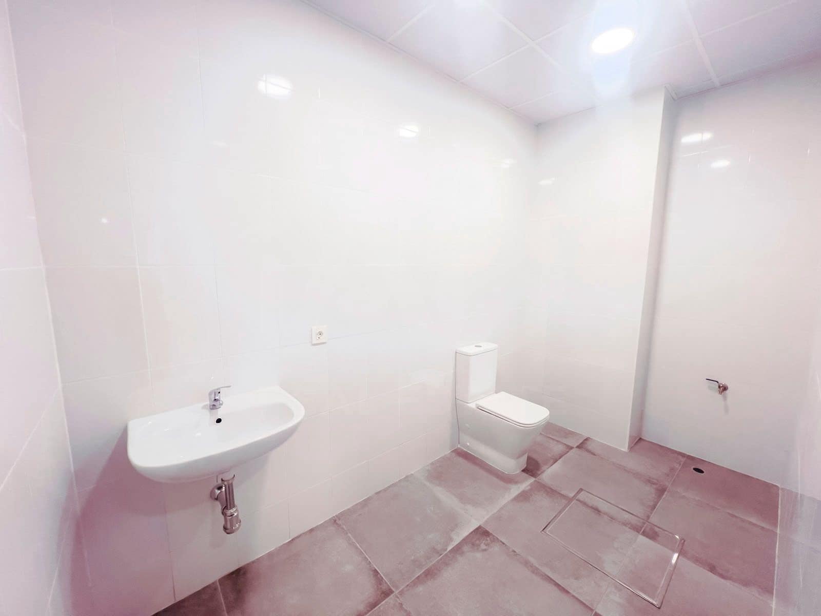 Commercial for rent in Benacazon - € 1,400 (Ref: 10145690)