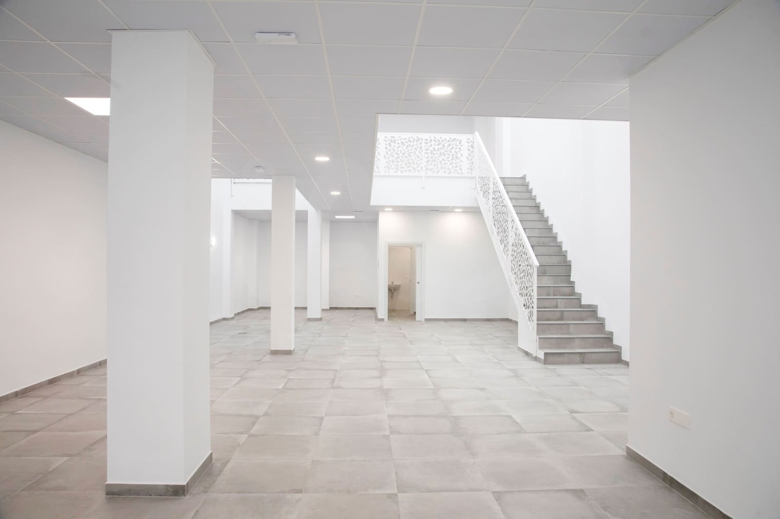 Commercial for rent in Benacazon - € 1,400 (Ref: 10145690)