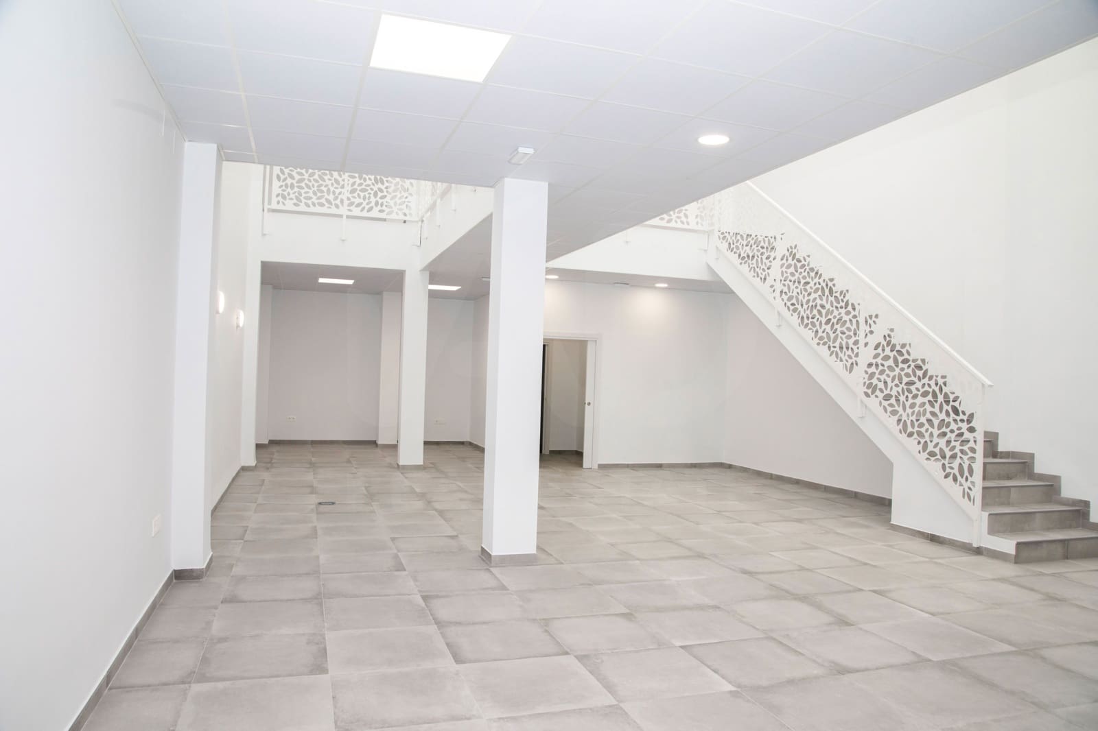 Commercial for rent in Benacazon - € 1,400 (Ref: 10145690)