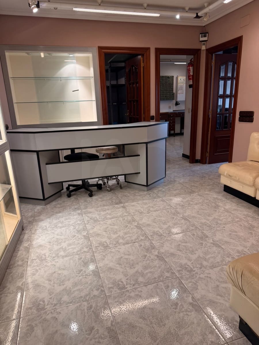 Kommersiell til salgs i Leon by - € 82 000 (Ref: 10157114)