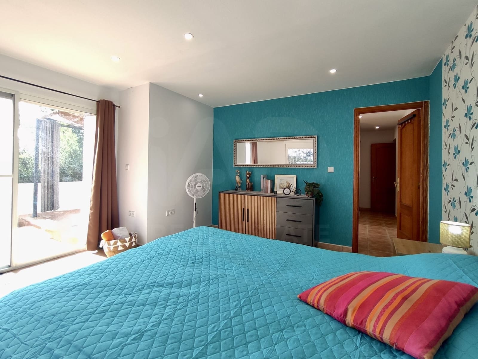 5 bedroom Finca/Country House for sale in Pedralba with pool - € 375,000 (Ref: 10158586)