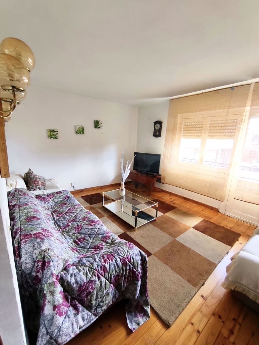 3 bedroom Apartment for rent in Almanza with garage - € 450 (Ref: 10158607)