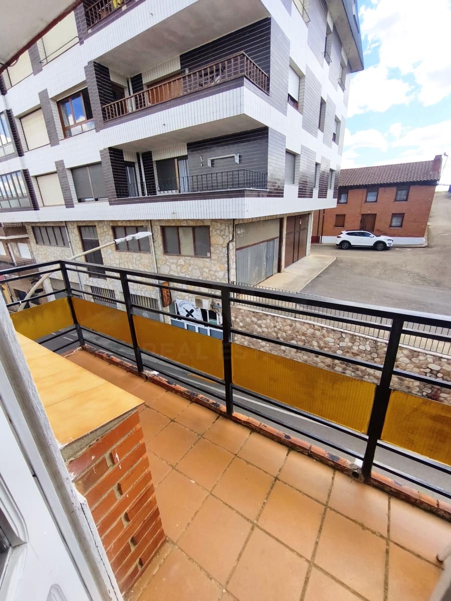 3 bedroom Apartment for rent in Almanza with garage - € 450 (Ref: 10158607)