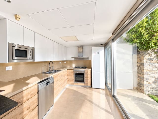 3 sypialnia Dom szeregowy na sprzedaż w Chiva z basenem garażem - 480 000 € (Ref: 10161492)