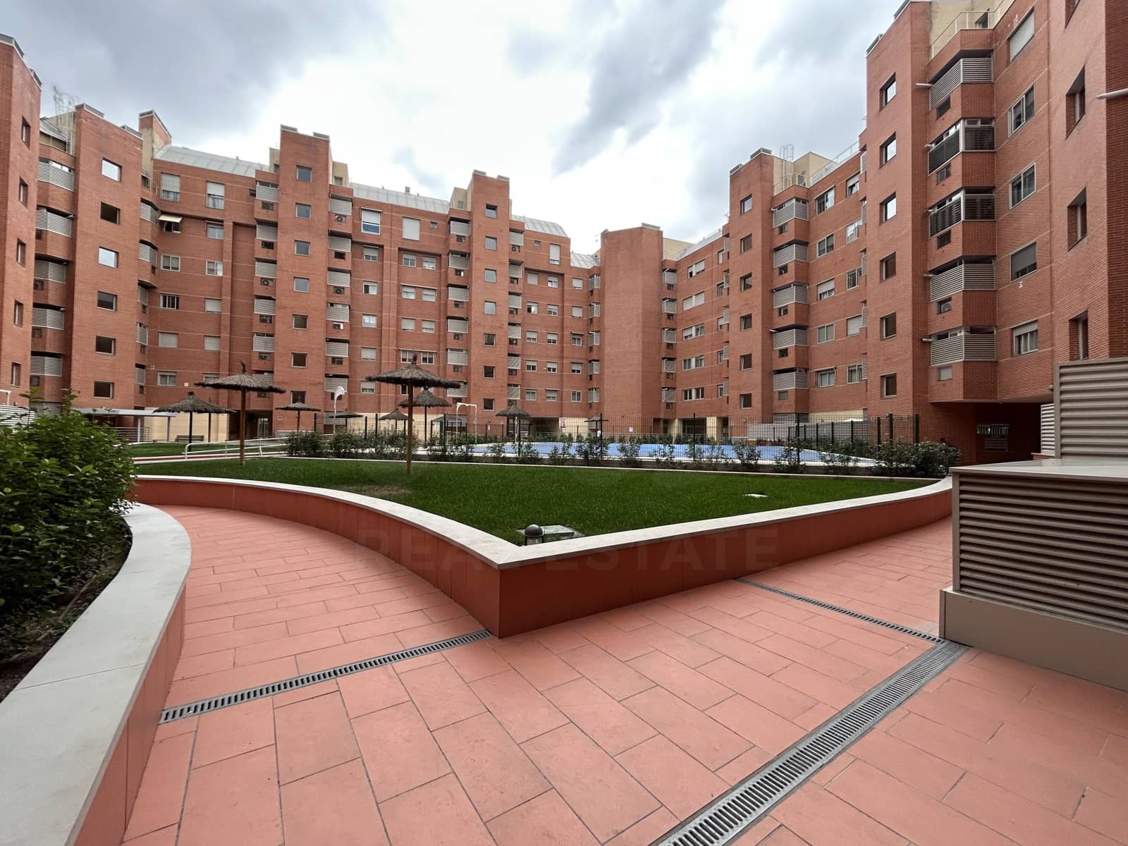 1 slaapkamer Appartement te huur in Madrid stad met zwembad garage - € 1.400 (Ref: 10162585)