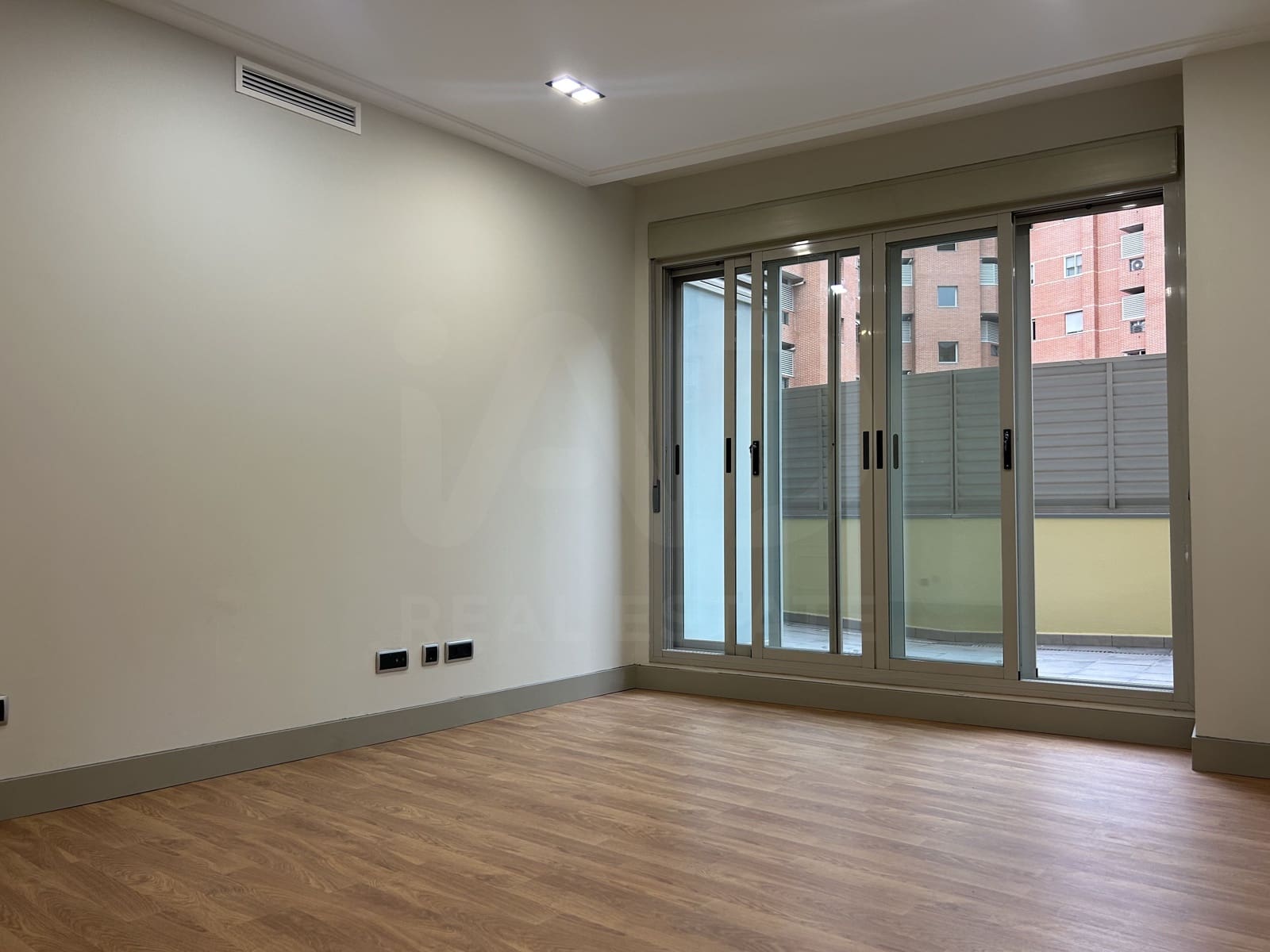 1 bedroom Apartment for rent in Madrid city with pool garage - € 1,400 (Ref: 10162585)