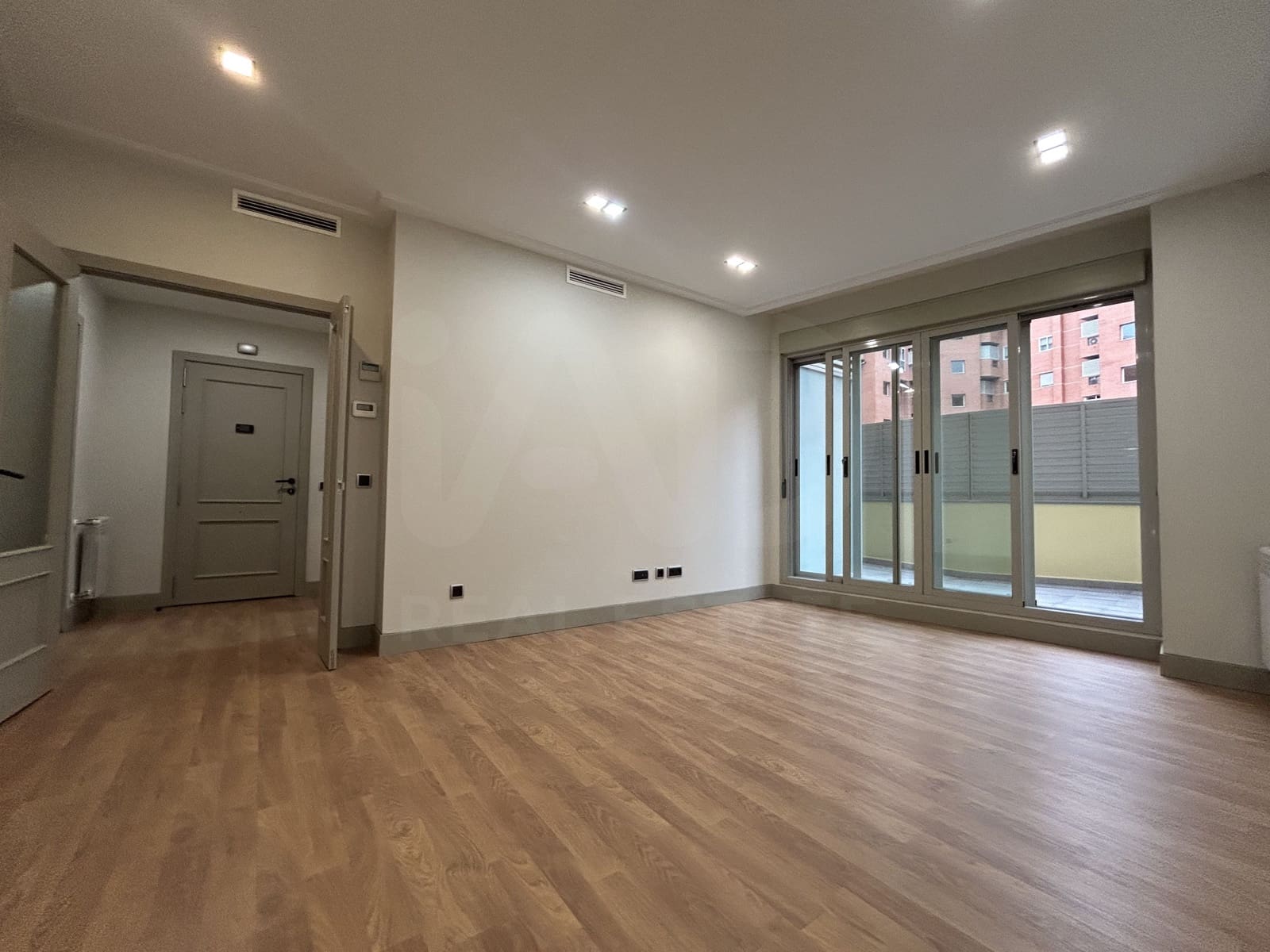 1 bedroom Apartment for rent in Madrid city with pool garage - € 1,400 (Ref: 10162585)