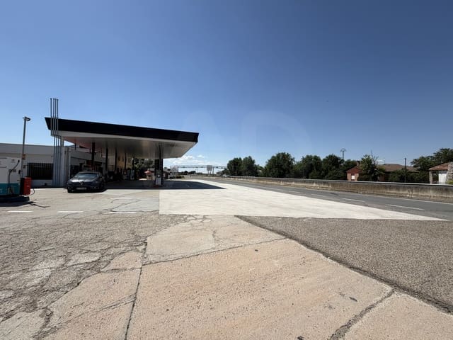 8 bedroom Commercial for sale in Ataquines - € 390,000 (Ref: 10163534)