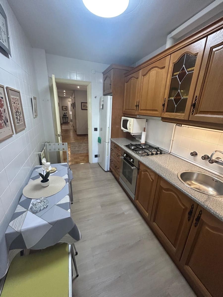 4 camera da letto Appartamento da affittare in Leon citta - 950 € (Rif: 10165578)
