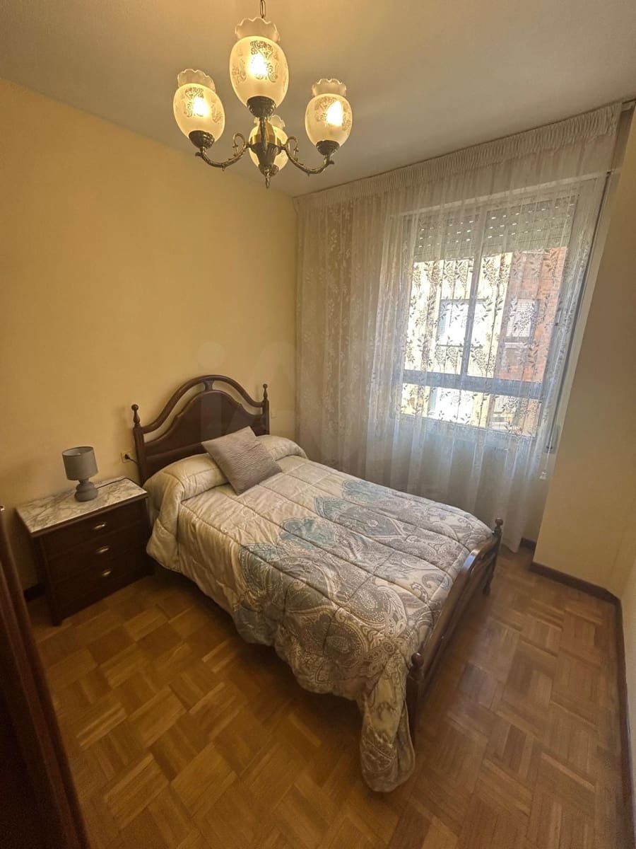 4 camera da letto Appartamento da affittare in Leon citta - 950 € (Rif: 10165578)