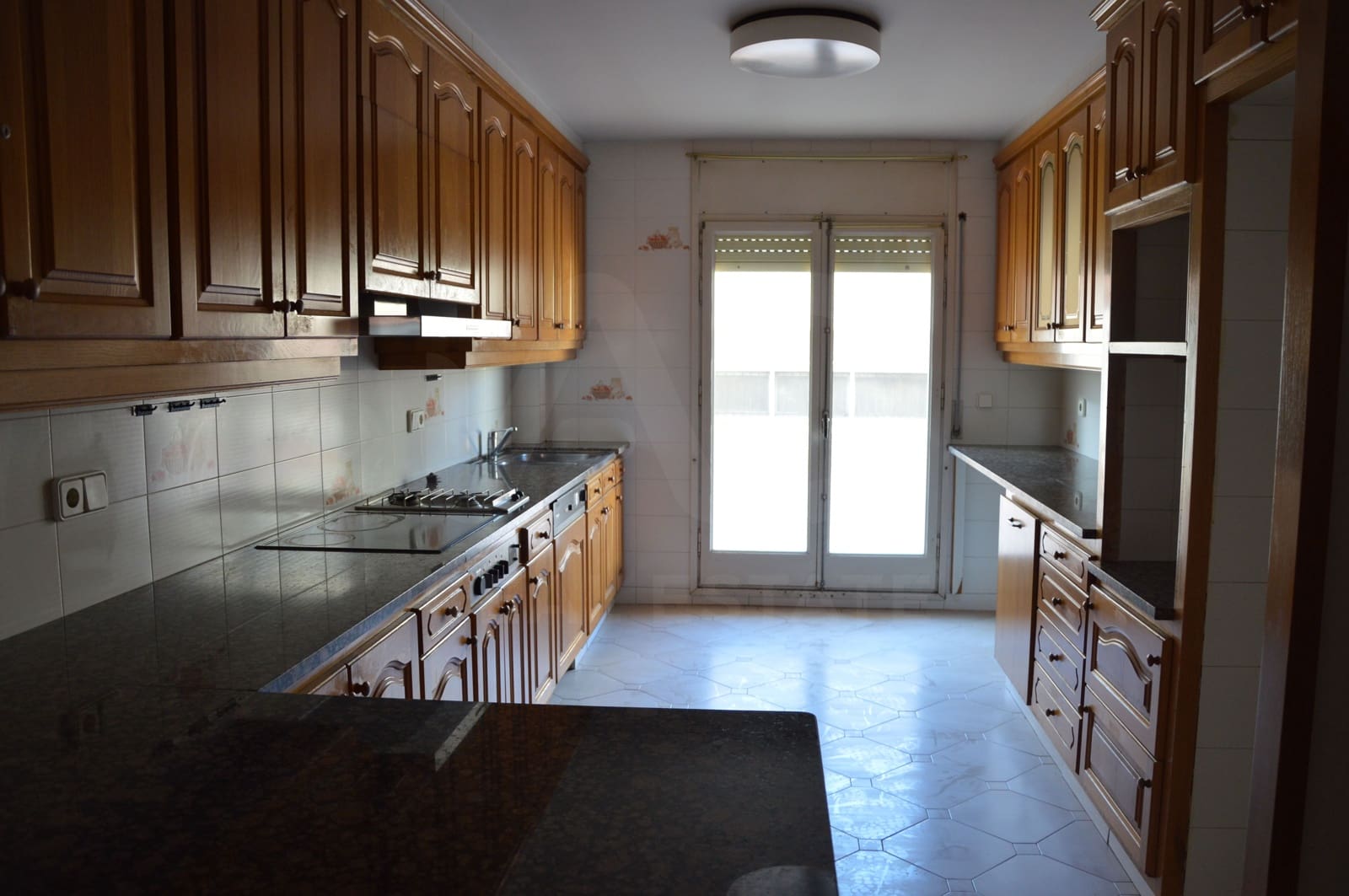 6 bedroom Apartment for rent in Tarragona city with garage - € 1,000 (Ref: 10165994)