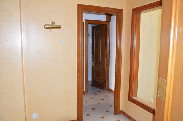 6 bedroom Apartment for rent in Tarragona city with garage - € 1,000 (Ref: 10165994)