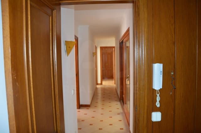 6 bedroom Apartment for rent in Tarragona city with garage - € 1,000 (Ref: 10165994)