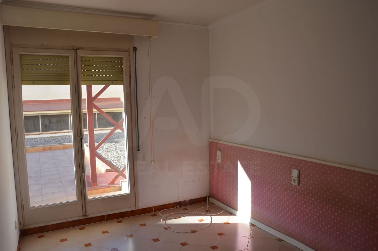6 bedroom Apartment for rent in Tarragona city with garage - € 1,000 (Ref: 10165994)