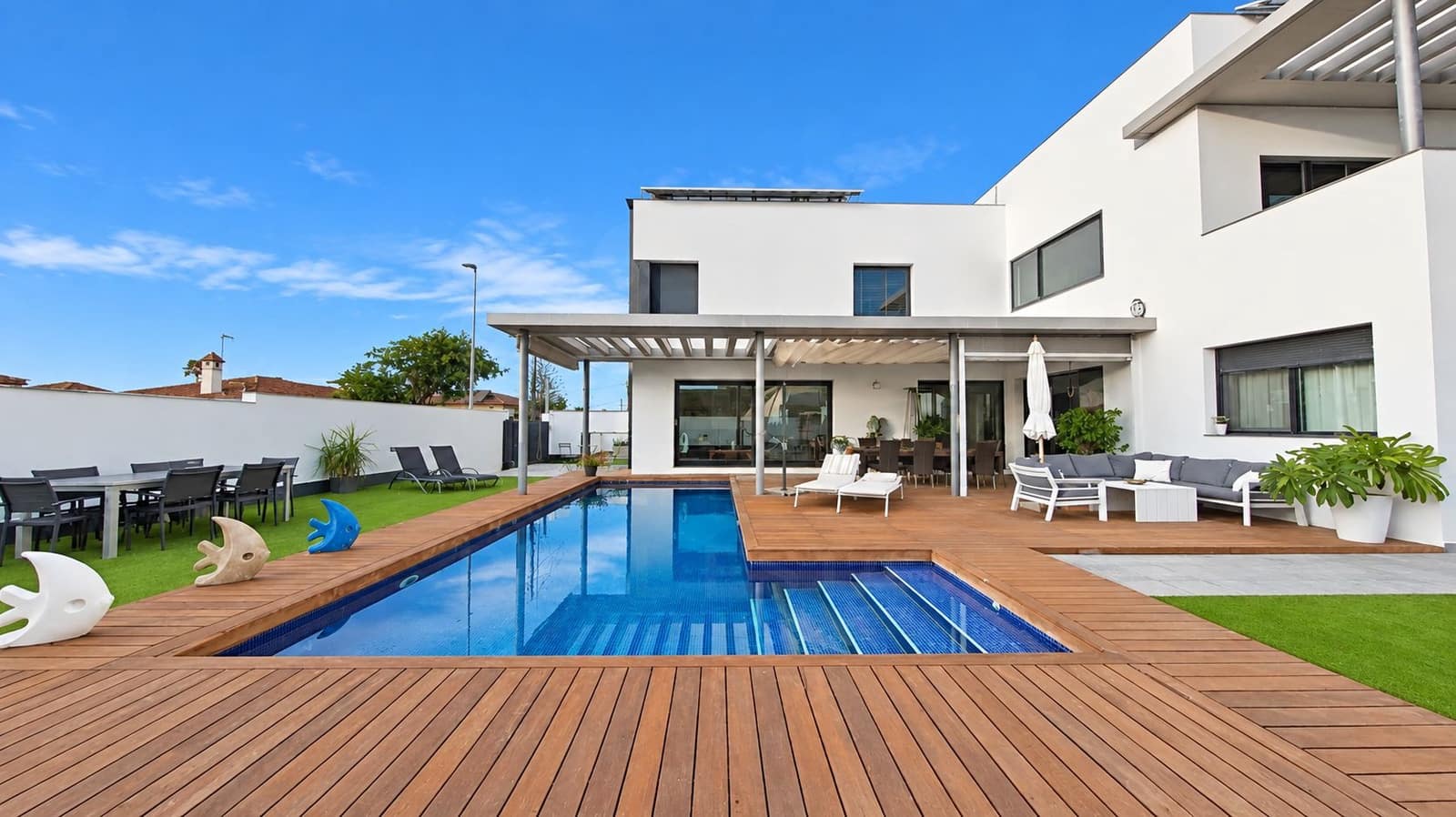 5 bedroom Townhouse for sale in Chiclana de la Frontera with pool garage - € 890,000 (Ref: 10167568)