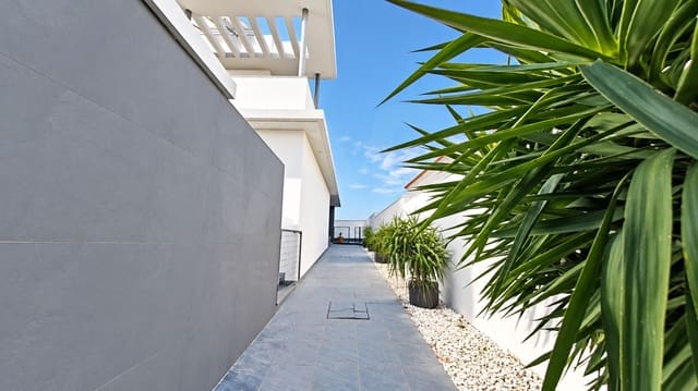 5 makuuhuone Omakotitalo myytävänä paikassa Chiclana de la Frontera mukana uima-altaan 
autotalli - 890 000 € (Ref: 10167568)