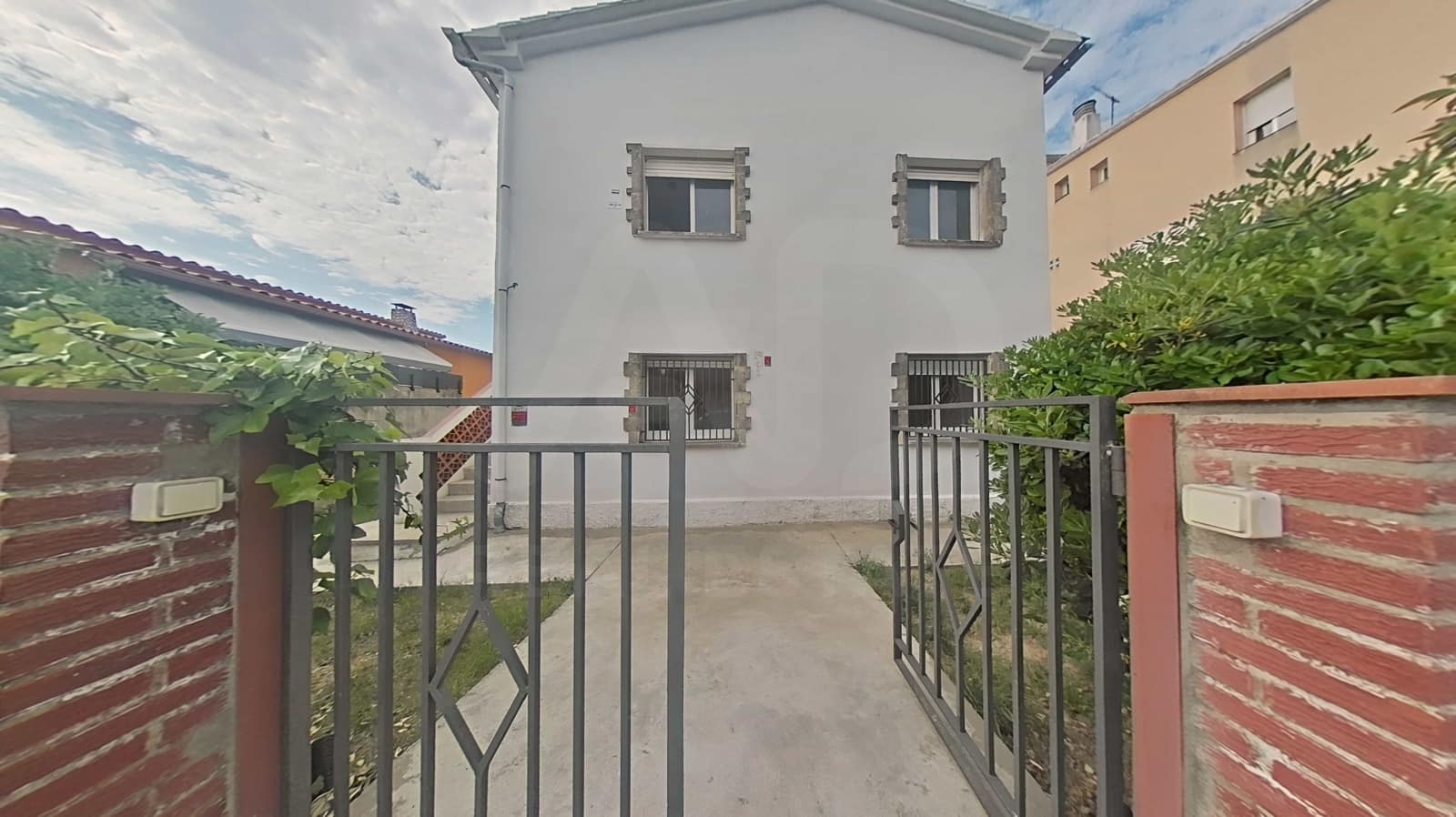 6 bedroom Townhouse for sale in Torrelles de Foix - € 290,000 (Ref: 10168063)