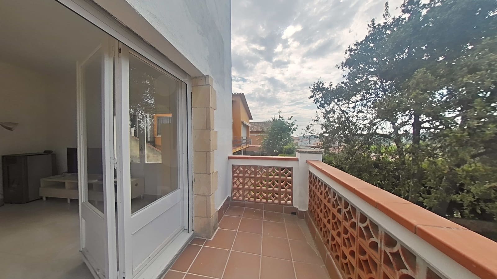 6 bedroom Townhouse for sale in Torrelles de Foix - € 290,000 (Ref: 10168063)