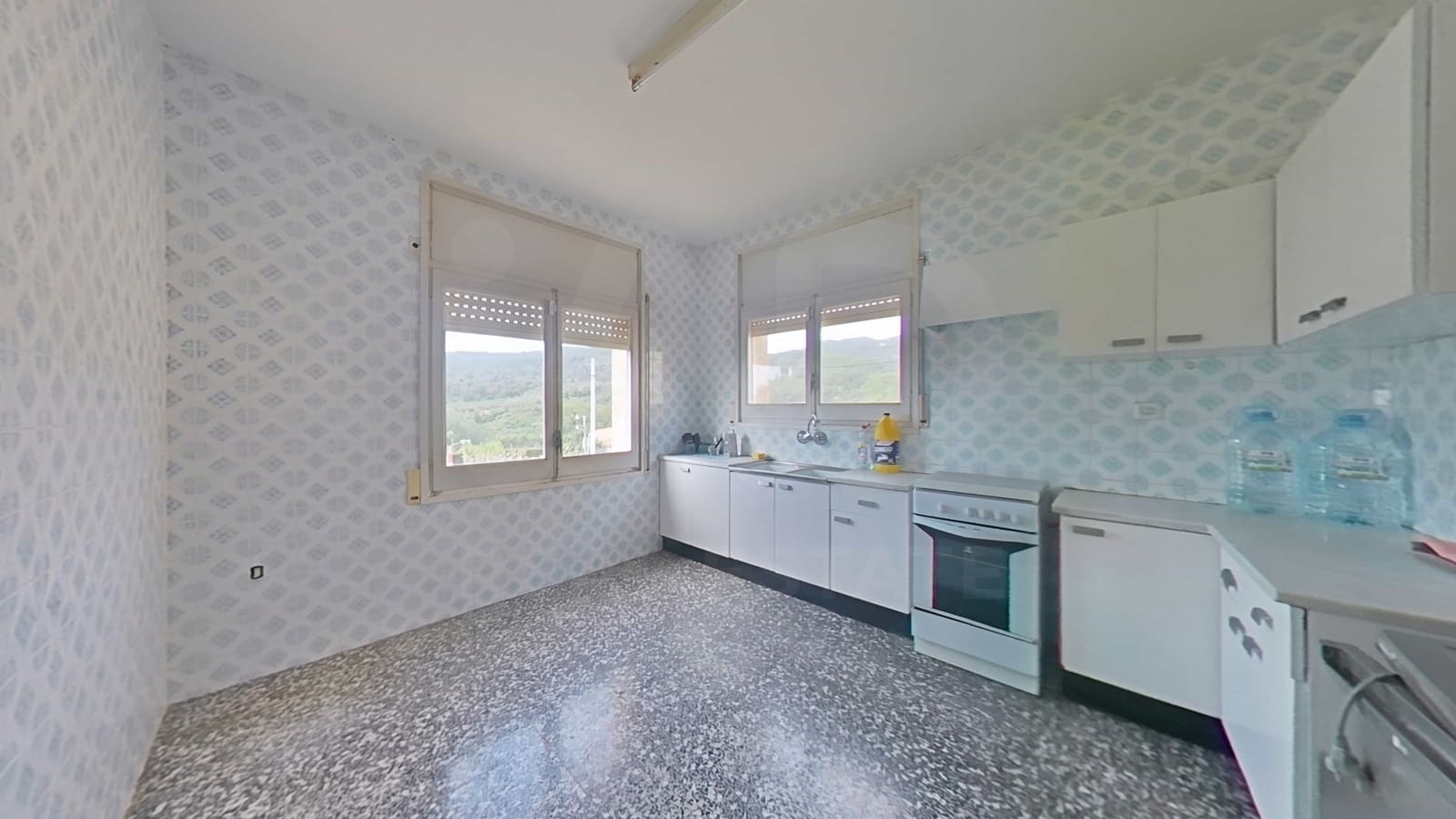 6 bedroom Townhouse for sale in Torrelles de Foix - € 290,000 (Ref: 10168063)
