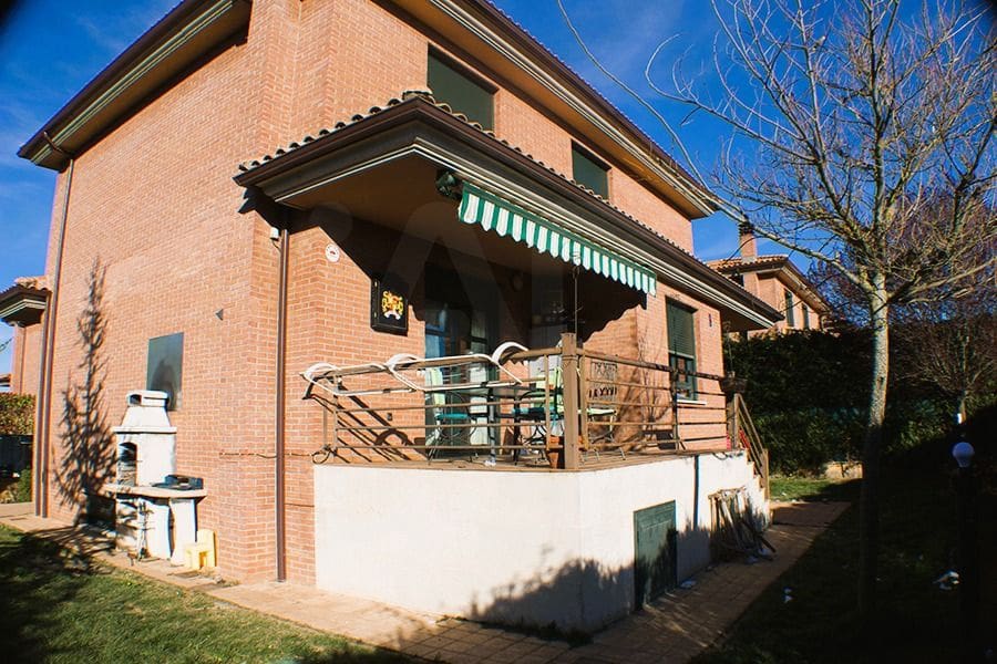 Chalet de 4 habitaciones en San Andrés del Rabanedo en venta con garaje - 359.999 € (Ref: 10168065)