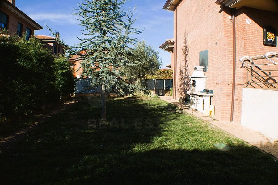 Chalet de 4 habitaciones en San Andrés del Rabanedo en venta con garaje - 359.999 € (Ref: 10168065)