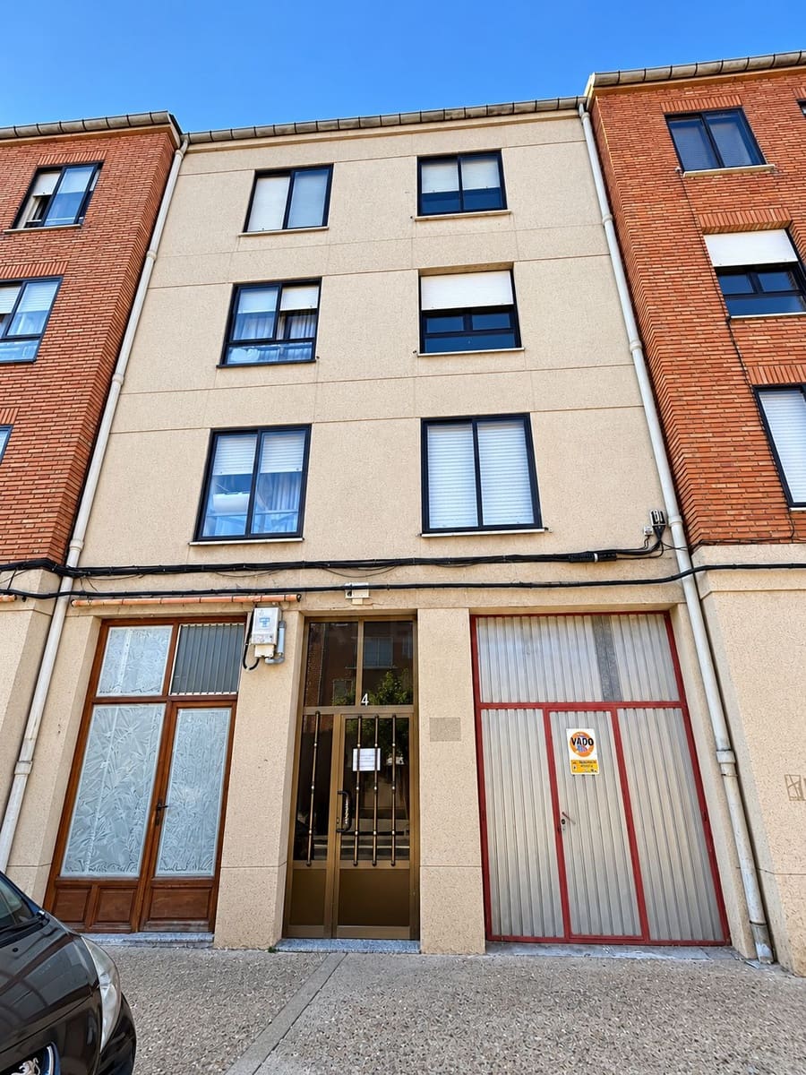 3 bedroom Apartment for sale in Mansilla de las Mulas - € 50,000 (Ref: 10168067)