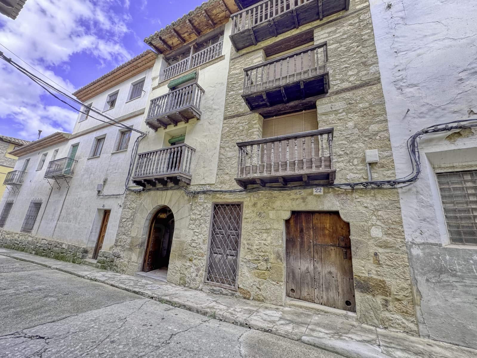 6 bedroom Townhouse for sale in Rubielos de Mora with garage - € 195,000 (Ref: 10168070)