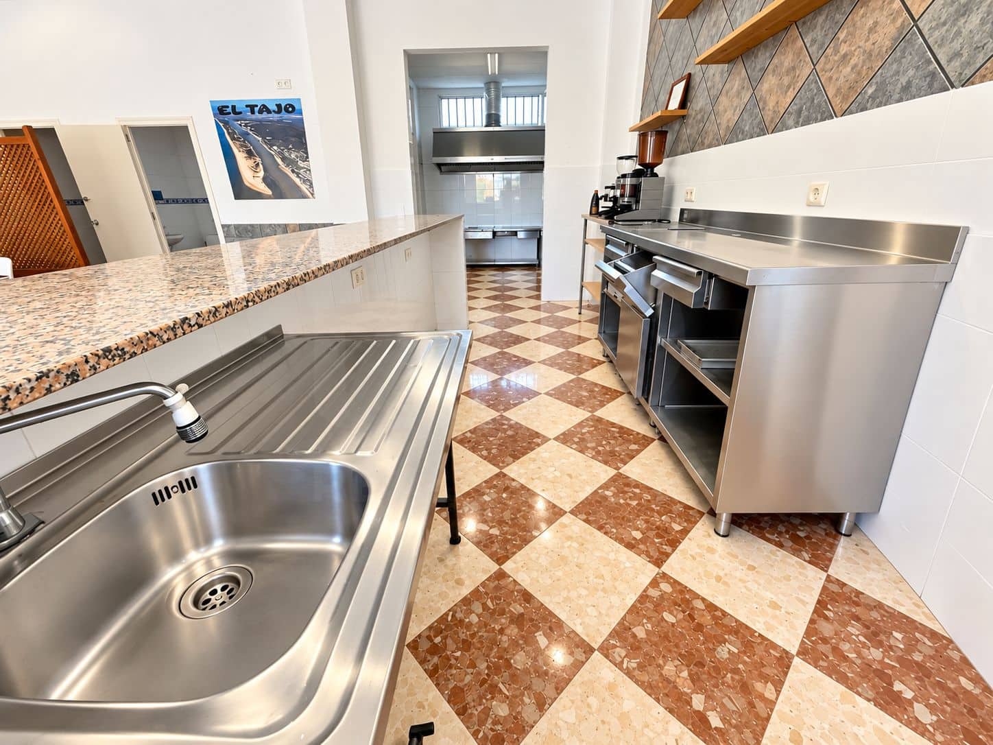 2 soveværelse Erhverv til leje i Huelva by - € 1.000 (Ref: 10170469)