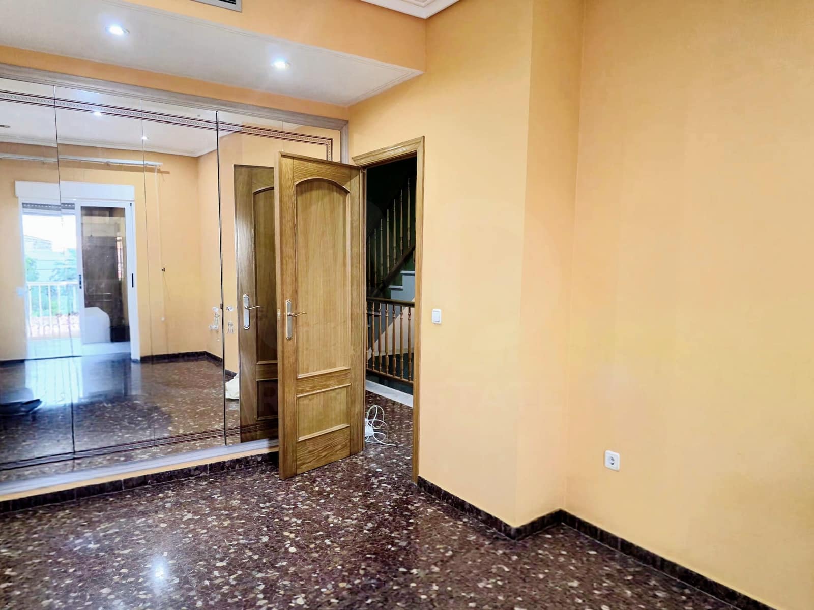 4 bedroom Semi-detached Villa for sale in Pinedo with garage - € 680,000 (Ref: 10172761)