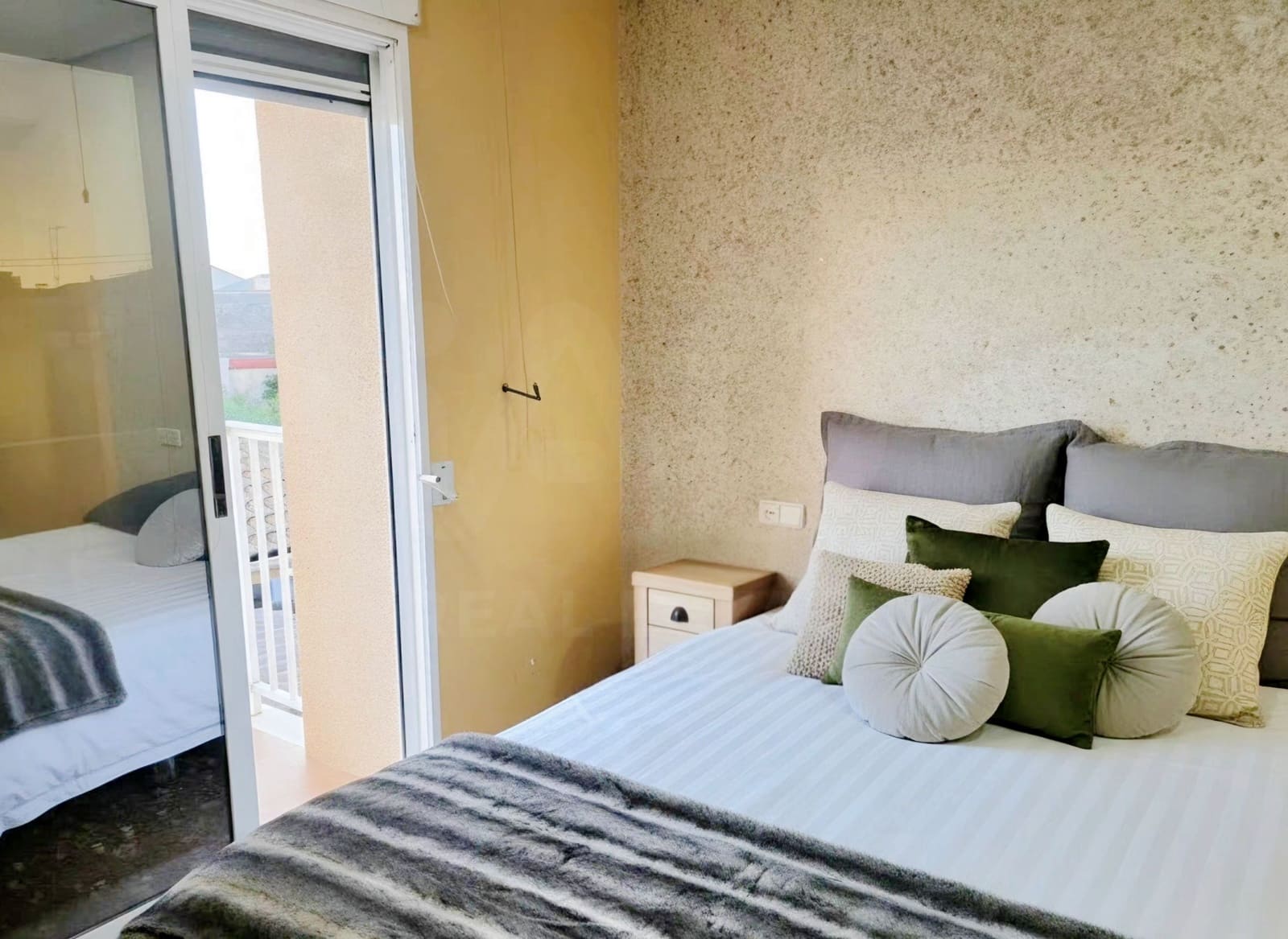 4 bedroom Semi-detached Villa for sale in Pinedo with garage - € 680,000 (Ref: 10172761)