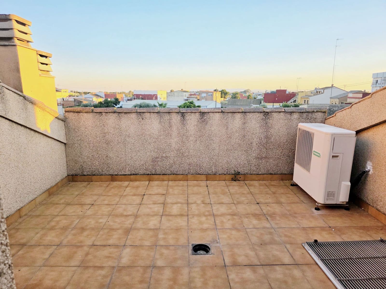 4 bedroom Semi-detached Villa for sale in Pinedo with garage - € 680,000 (Ref: 10172761)