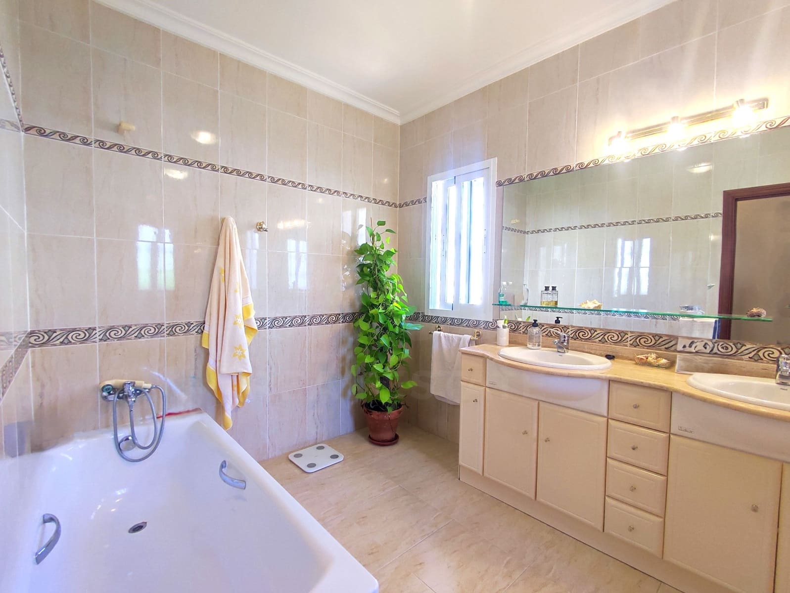 4 sypialnia Dom na sprzedaż w Marbella z basenem garażem - 1 570 000 € (Ref: 10173098)