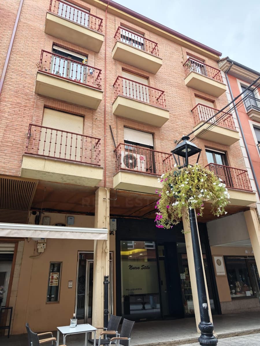 2 bedroom Apartment for sale in Valencia de Don Juan - € 88,900 (Ref: 10174786)
