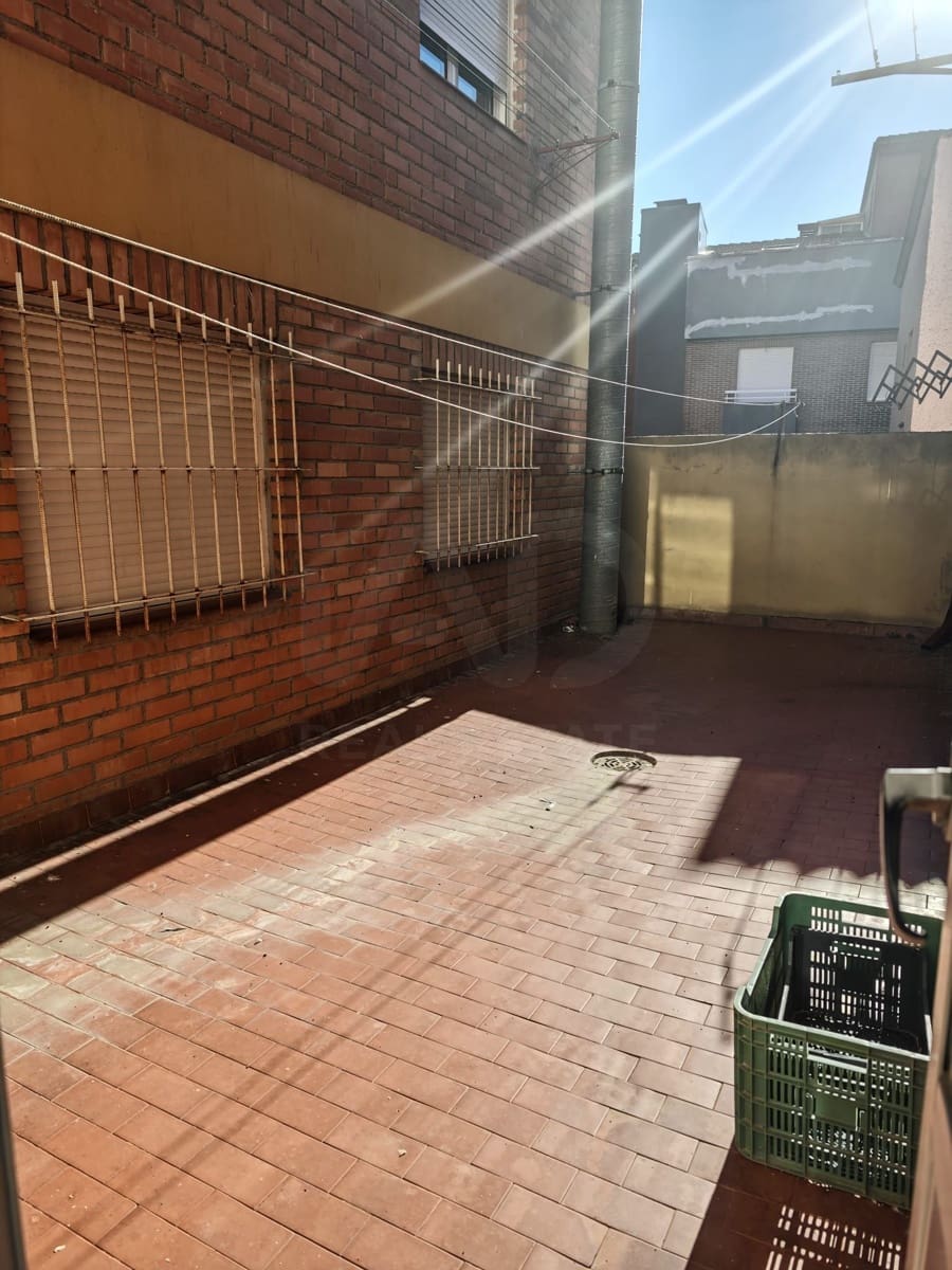 2 bedroom Apartment for sale in Valencia de Don Juan - € 88,900 (Ref: 10174786)