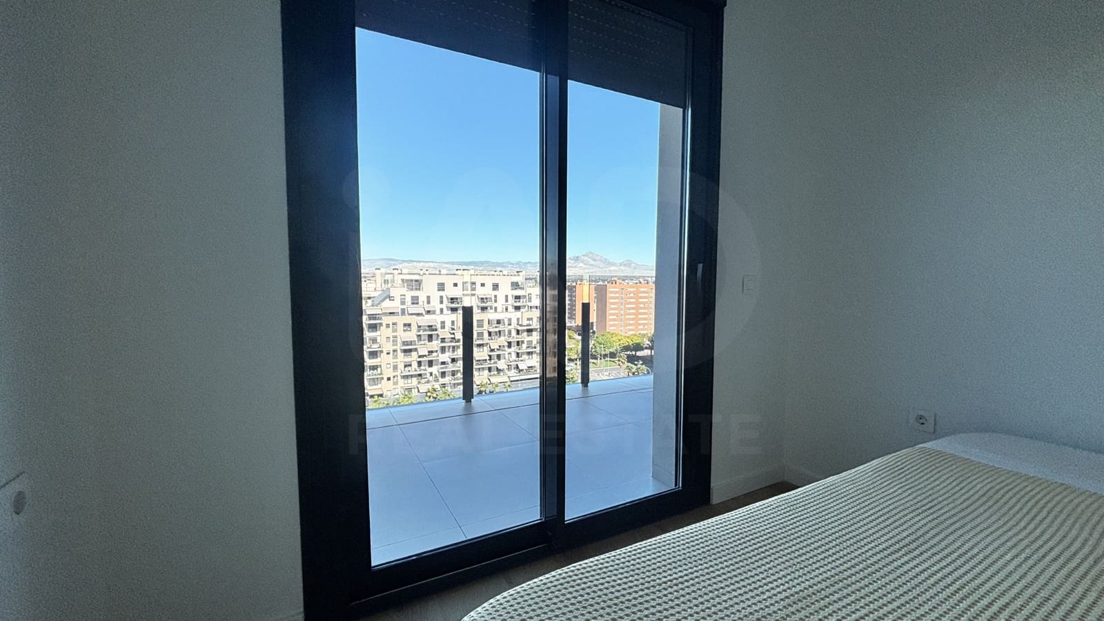 2 soveværelse Lejlighed til salg i Alicante by med swimmingpool - € 525.000 (Ref: 10174856)