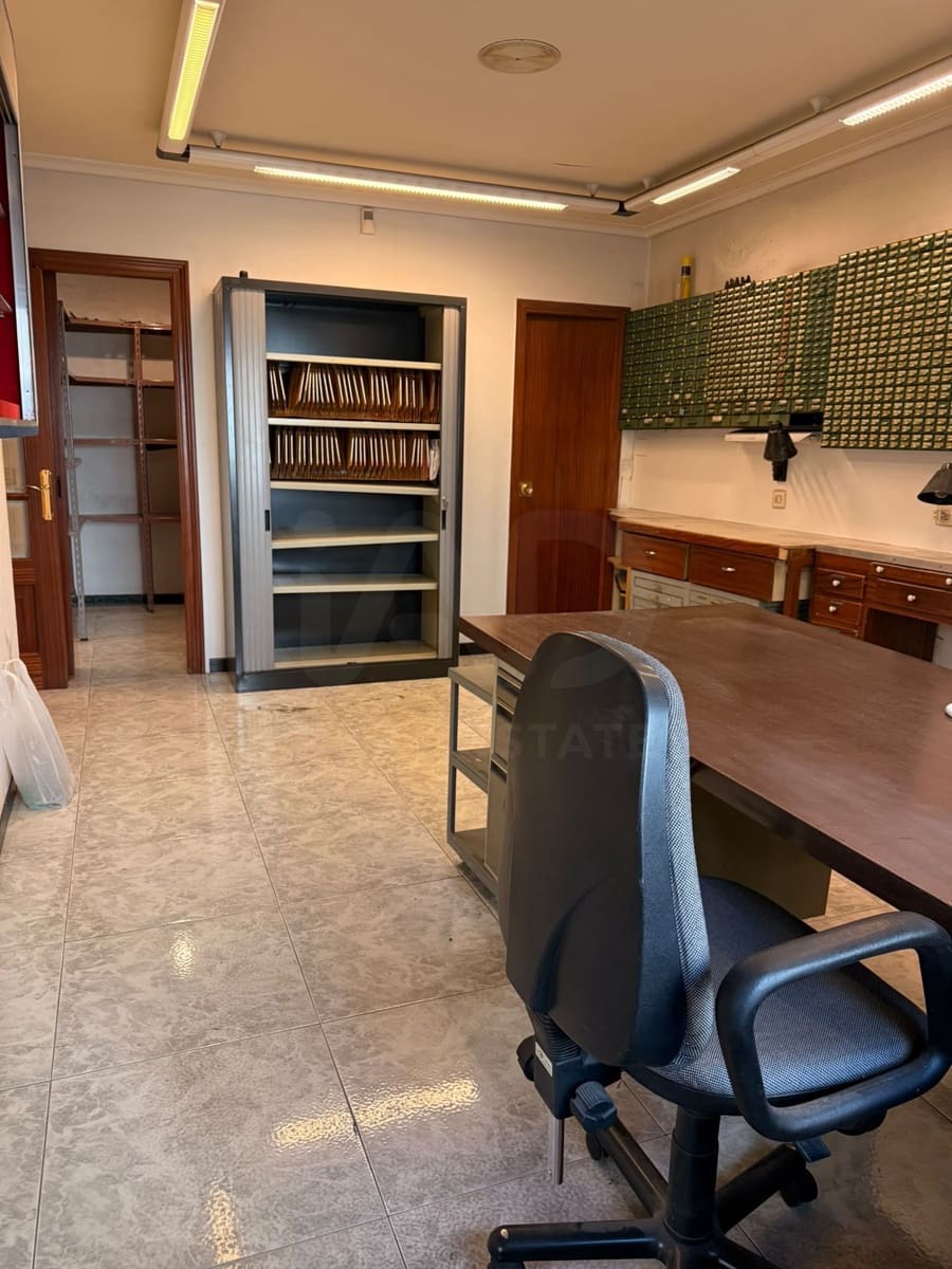 Commercieel te koop in Leon stad - € 82.000 (Ref: 10175766)