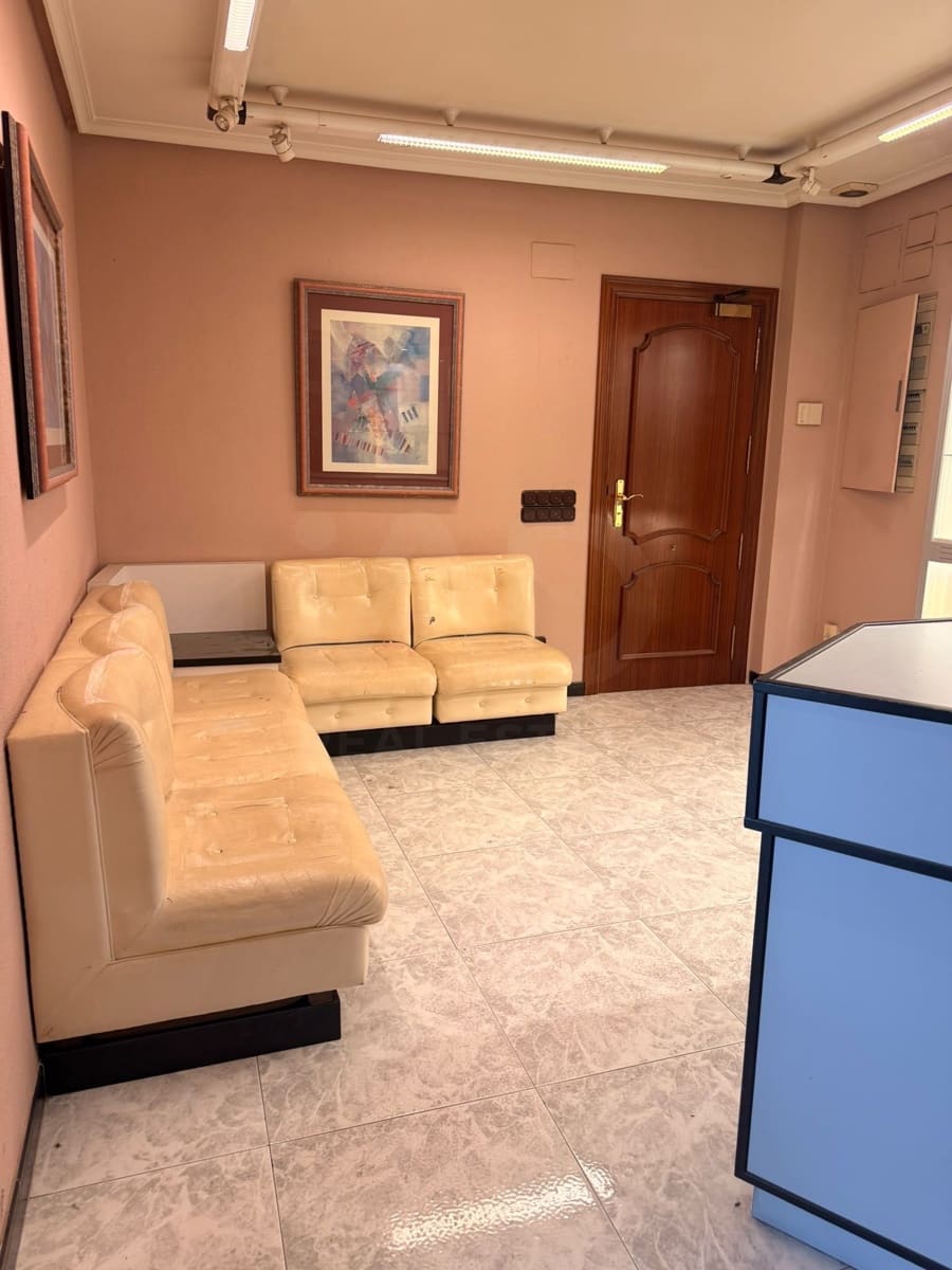 Commercieel te koop in Leon stad - € 82.000 (Ref: 10175766)