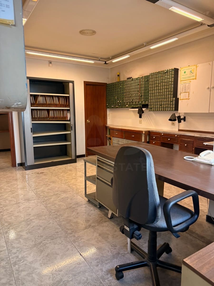 Commercieel te koop in Leon stad - € 82.000 (Ref: 10175766)